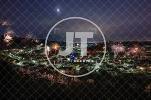 Feuerwerk über Eichtätt am 01.01.2024 aufgenommen vom Schönblickparkplatz oberhalb von Eichstätt.