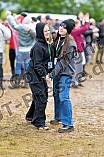 Die Band Dollnsteiner Blaskapelle am 18.05.2024 auf dem Open Air am Berg 2024 in Eichstätt. Besucher tanzen vor der Bühne.